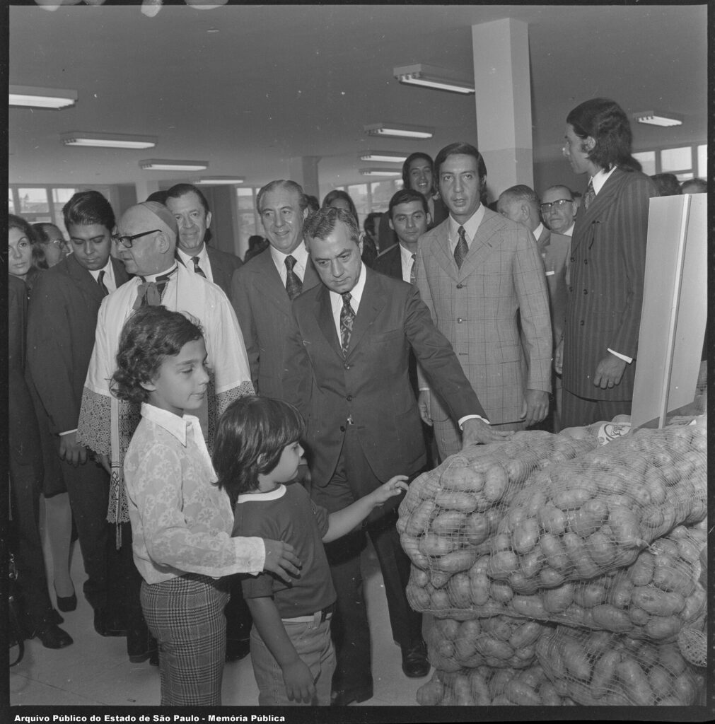 Abilio Diniz e o pai, Valentim Diniz, na inauguração de uma unidade do Jumbo, em 1972