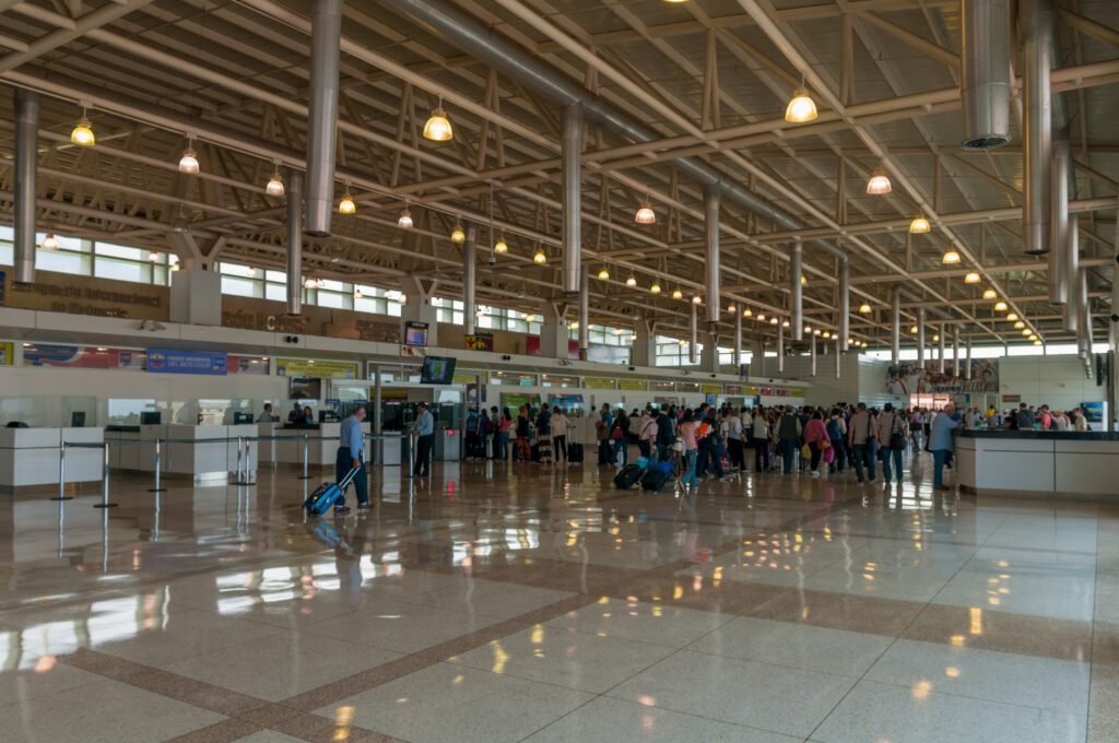 Saguão do aeroporto de Maiquetía, porta de entrada de quem vai viajar para a Venezuela