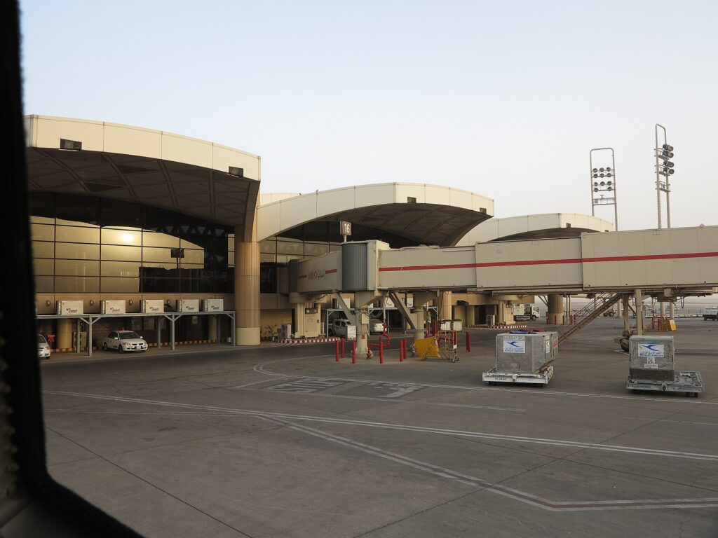 Terminal do aeroporto de Riad, atacado pelos houthis três vezes na mesma semana