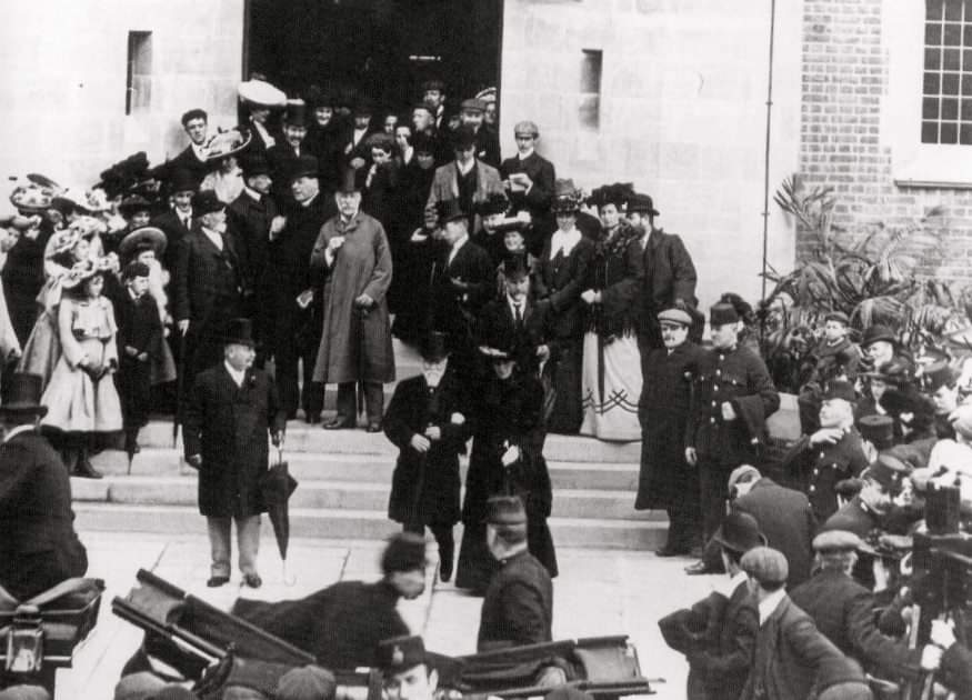 Andrew Carnegie na inauguração de uma biblioteca em 1904