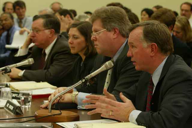 Representantes da Arthur Andersen depõem no Congresso americano sobre o caso Enron