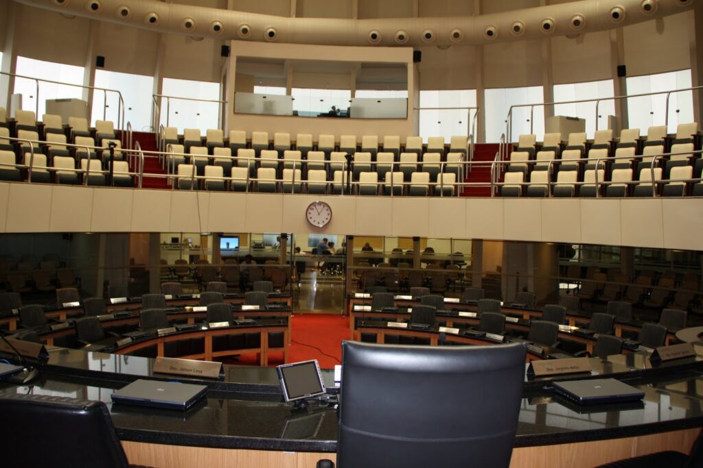 Plenário de uma Assembleia Legislativa, onde o deputado estadual ganha até R$ 34.774,64