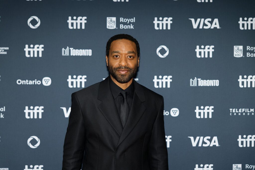 Backrooms, da A24: o ator Chiwetel Ejiofor no Festival de Toronto