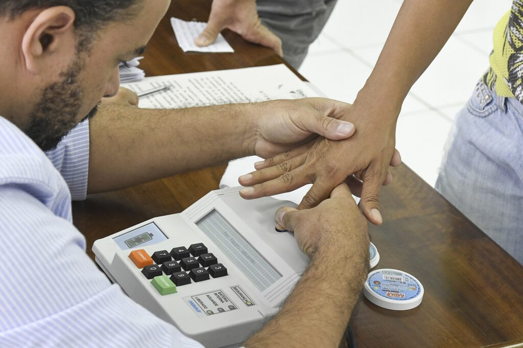 Leitor biométrico na seção: quem não tem biometria vota com documento oficial com foto