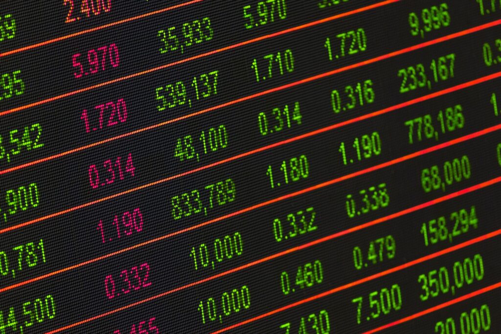 Painel de cotações da bolsa em um dia de queda ligado ao medo de bolha da IA