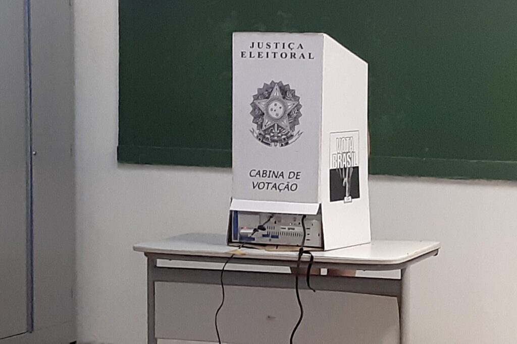 Cabine de votação onde o eleitor completa a ordem dos votos na urna