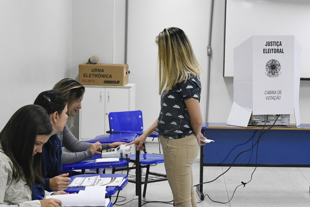 Cabine de votação, onde a colinha eleitoral pode entrar e o celular não