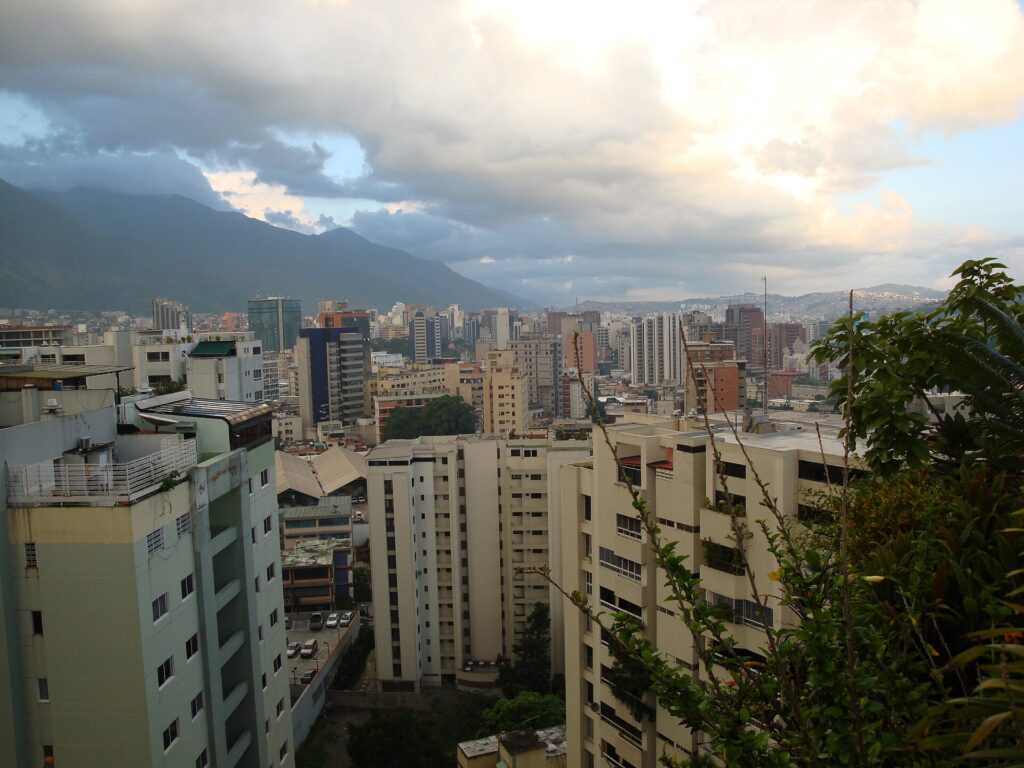 Caracas e a montanha do Ávila, cidade de chegada de quem vai viajar para a Venezuela