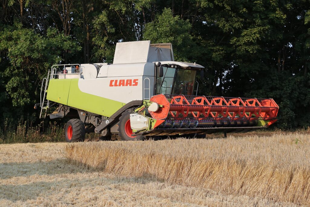 Colheitadeira em campo de cereais na Ucrânia, grande exportadora de grãos