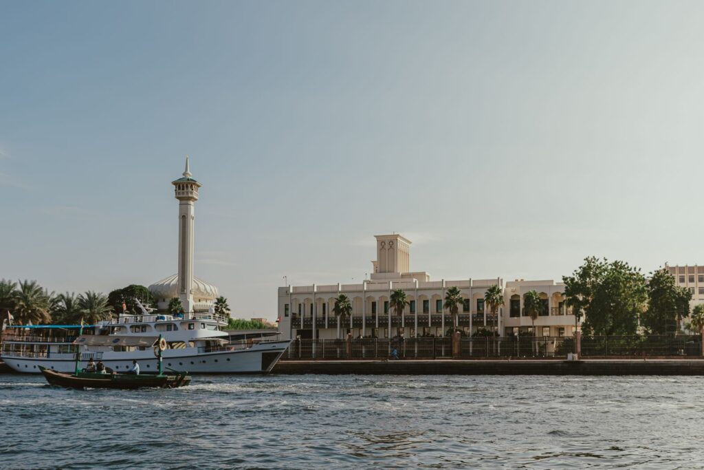 Barco tradicional no Dubai Creek, onde começou a história de como Dubai ficou rica