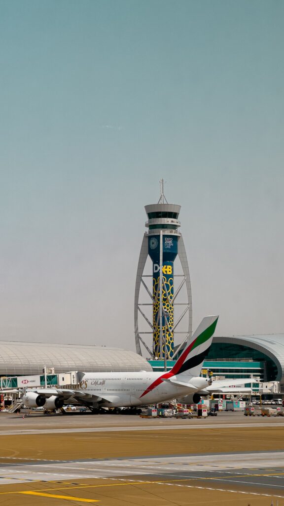 Avião da Emirates no aeroporto que ajuda a explicar como Dubai ficou rica