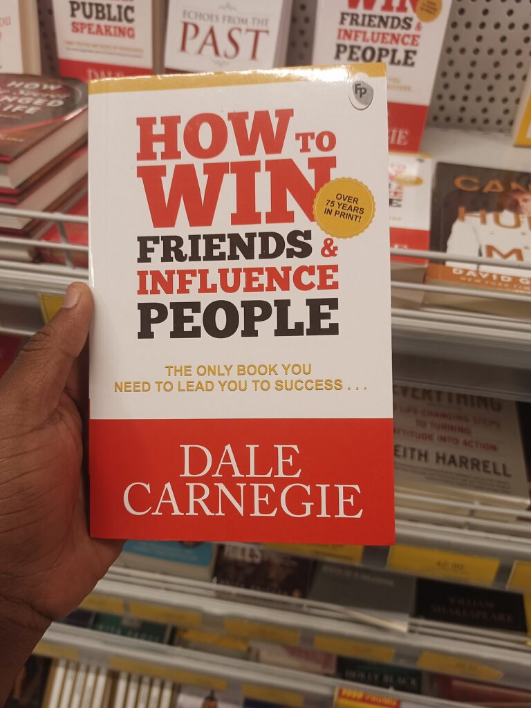 Como Fazer Amigos e Influenciar Pessoas, de Dale Carnegie, à venda numa livraria