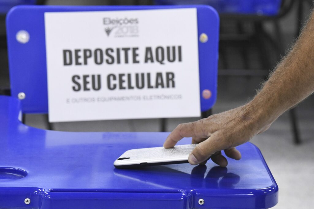 Aviso de seção eleitoral pede que o eleitor deixe o celular antes de seguir a ordem dos votos na urna