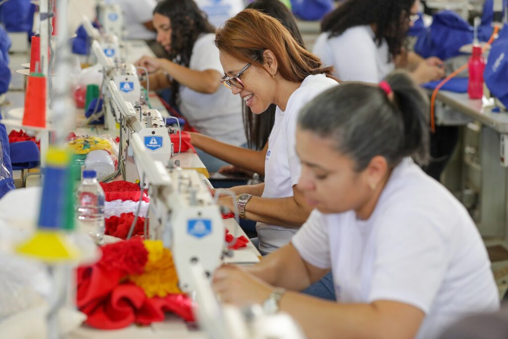 Costureiras trabalhando em oficina, atividade comum entre microempreendedores