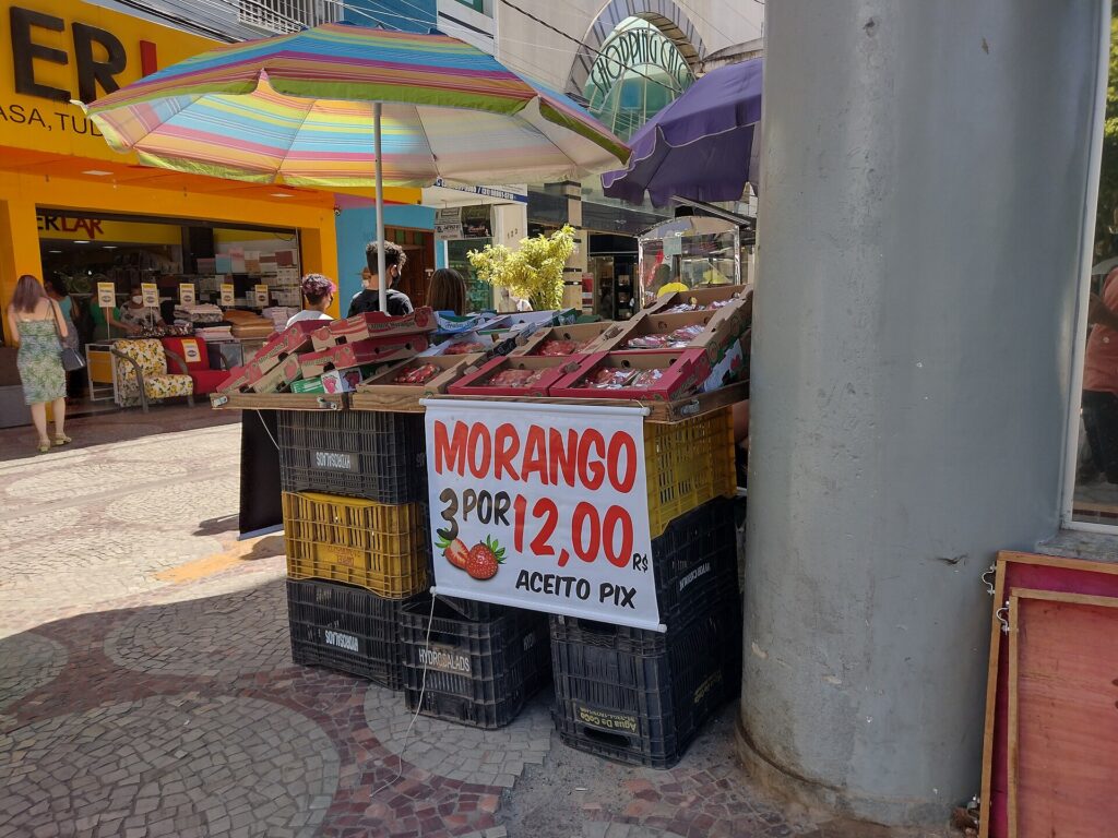 Desenrola MEI: banca de morangos que aceita Pix, exemplo de pequeno negócio de microempreendedor