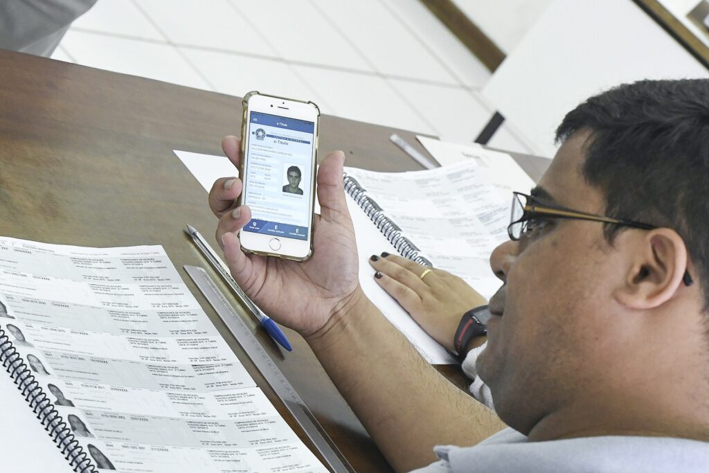 E-Título com foto no celular, um dos documentos para votar aceitos pelo TSE
