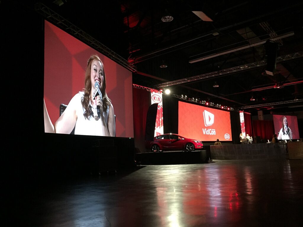 Economia dos criadores: criadora de conteúdo fala em painel da VidCon, nos Estados Unidos