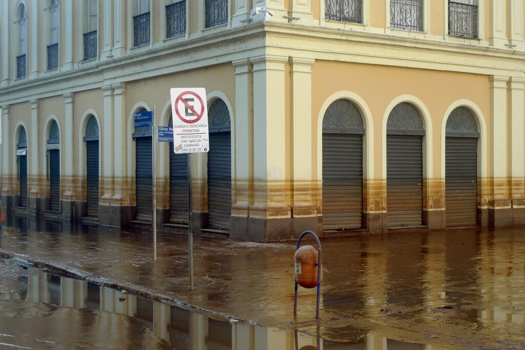 Marca da enchente de 2024 no Mercado Público de Porto Alegre