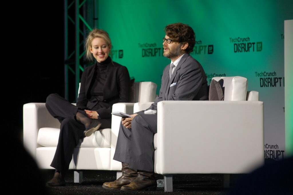 Elizabeth Holmes, da Theranos, tema de uma das séries sobre golpes reais