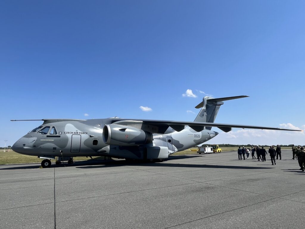 Embraer entregas: cerimônia de entrega de um C-390 Millennium na República Tcheca