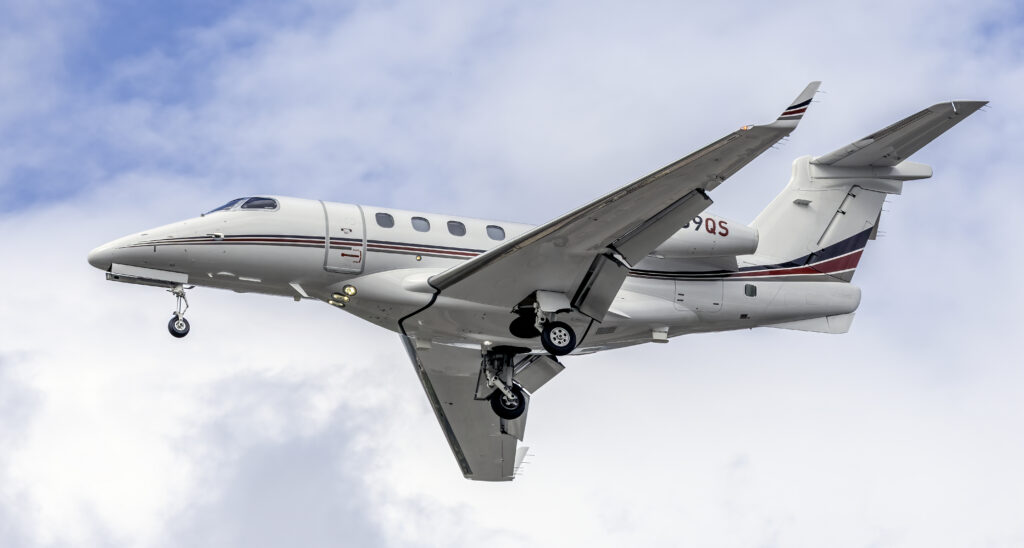 Embraer entregas: jato executivo Phenom 300 em pouso nos Estados Unidos
