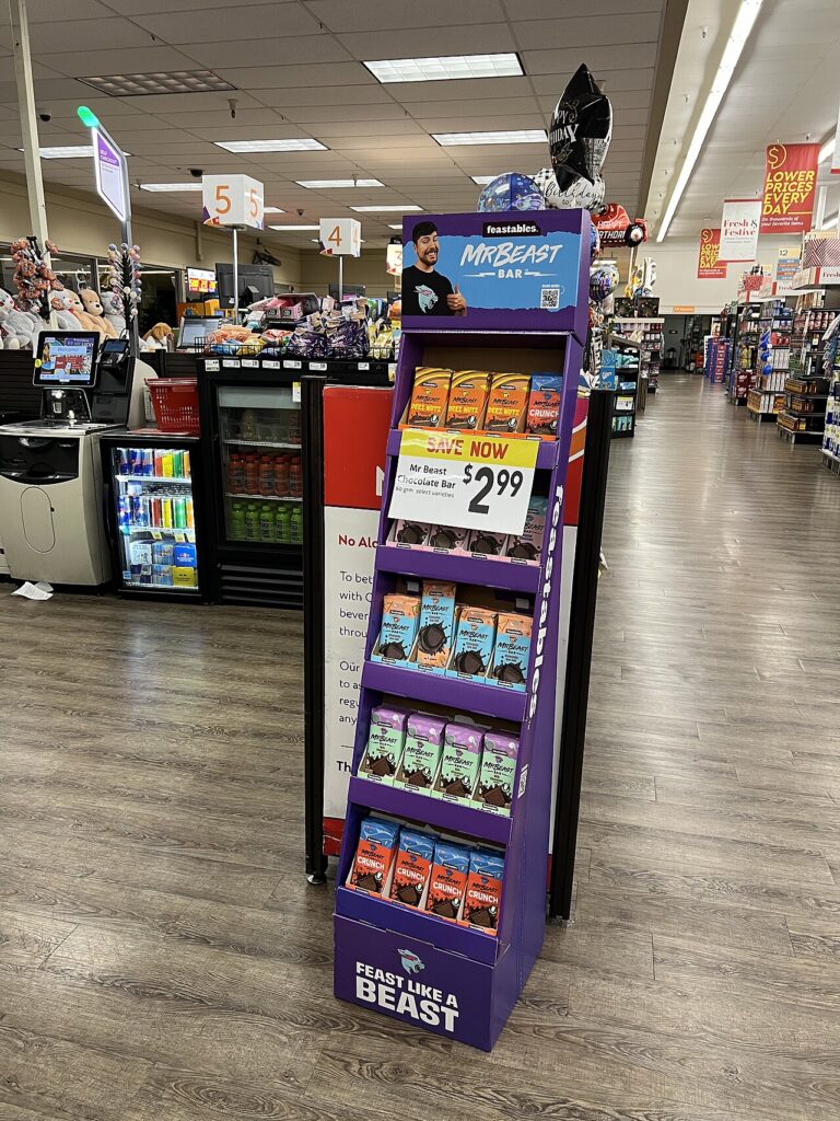 Expositor de chocolates Feastables num supermercado, a marca que explica como o MrBeast ganha dinheiro