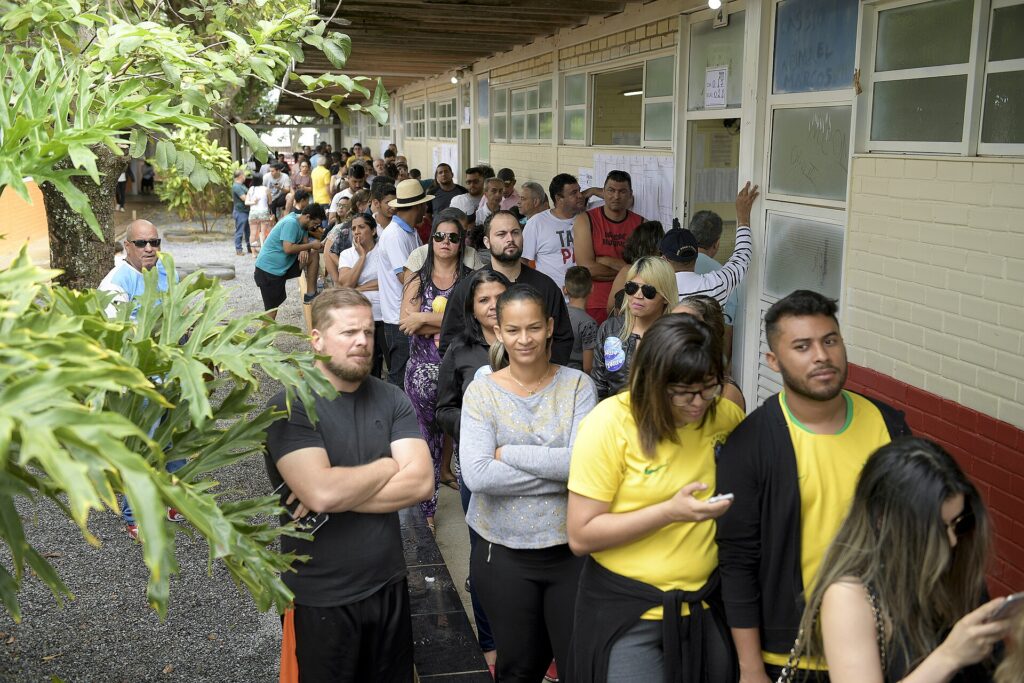 Fila de eleitores numa escola: quem está na fila às 17h de Brasília ainda vota