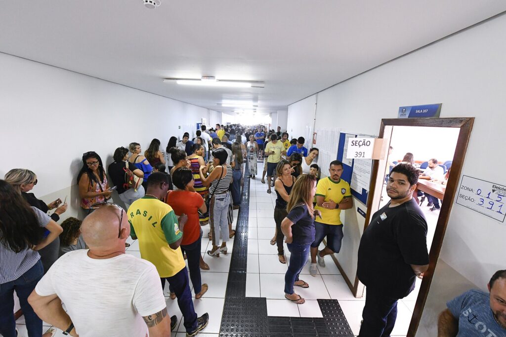 Fila de eleitores no corredor de uma escola no dia da eleição