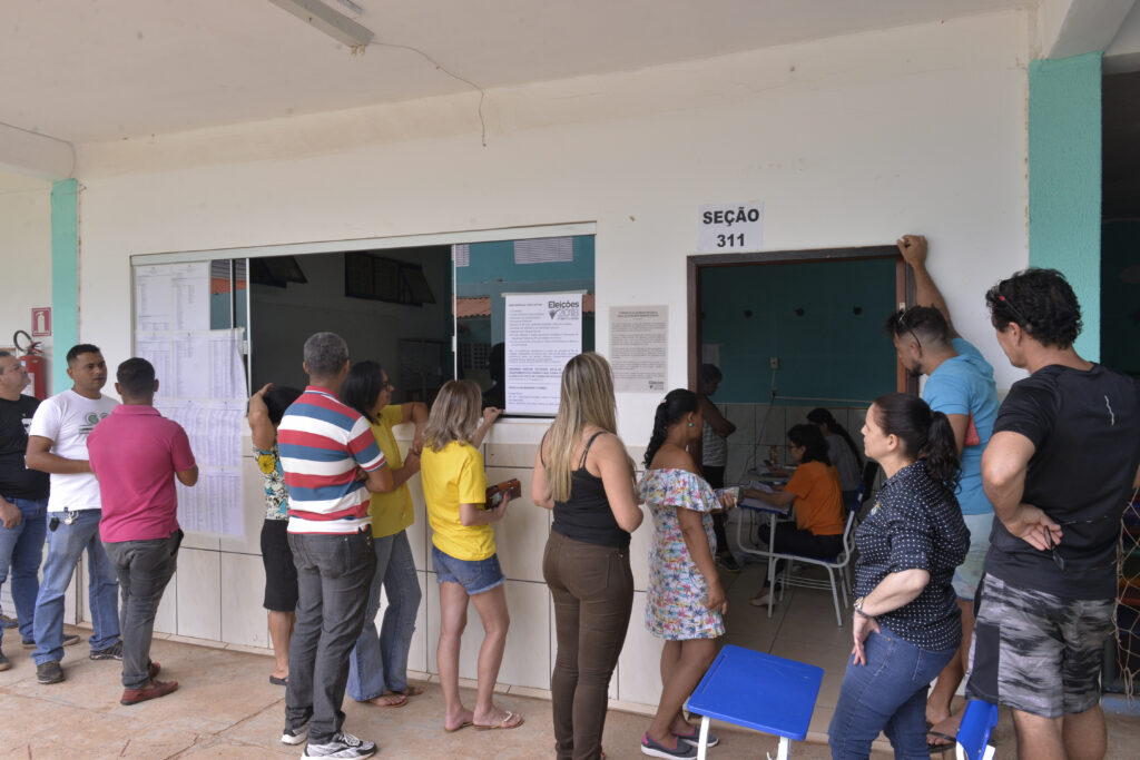 Eleitores na fila de uma seção eleitoral, cena comum no dia em que os governadores eleitos foram escolhidos
