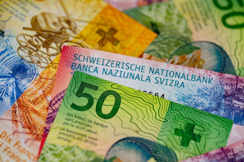Notas de franco suíço, moeda que ajuda a explicar as cidades mais caras do mundo