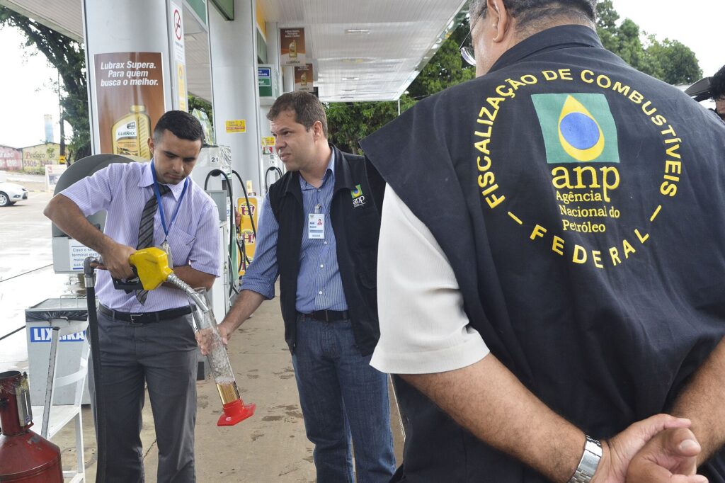 Fiscais da ANP conferem bomba de posto, enquanto a gasolina vai baixar só se o corte for repassado