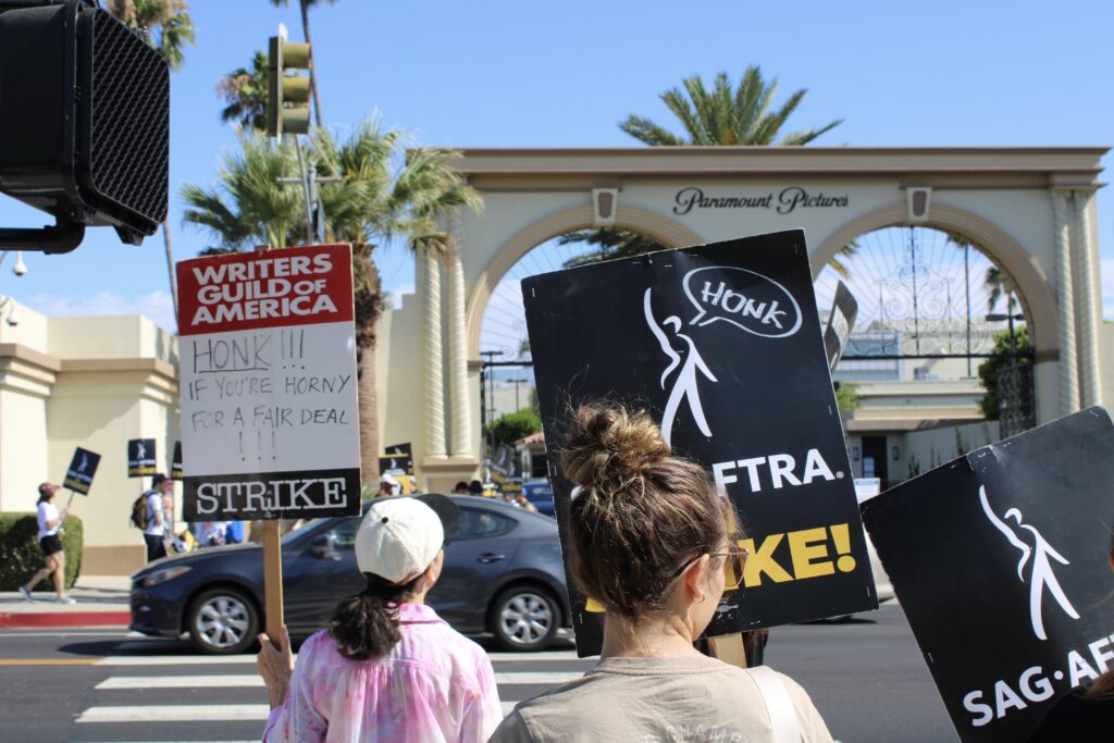 Atores e roteiristas em greve na porta da Paramount, em Hollywood