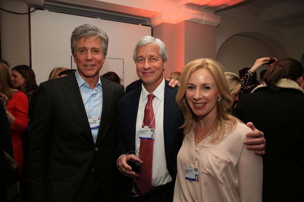 Jamie Dimon ao lado de Bill McDermott e Becky Quick em Davos