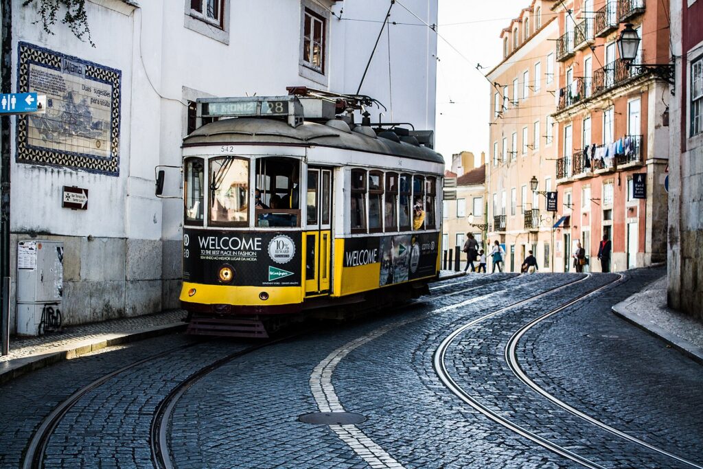 Bonde 28 em Lisboa, capital de Portugal, que tem visto de nômade digital