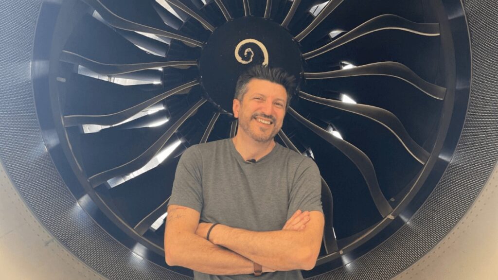 Lito Sousa diante da turbina de um avião