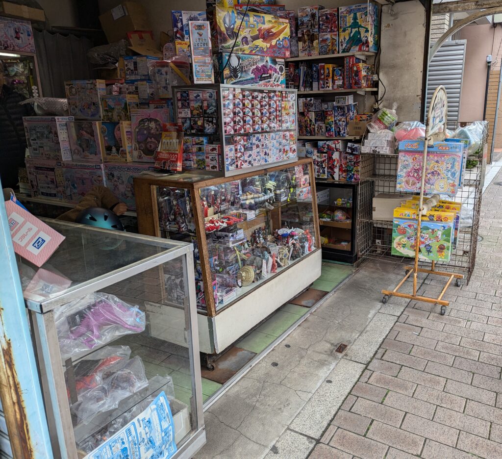 Loja de brinquedos: pesquisar o preço dos brinquedos evita pagar a mais