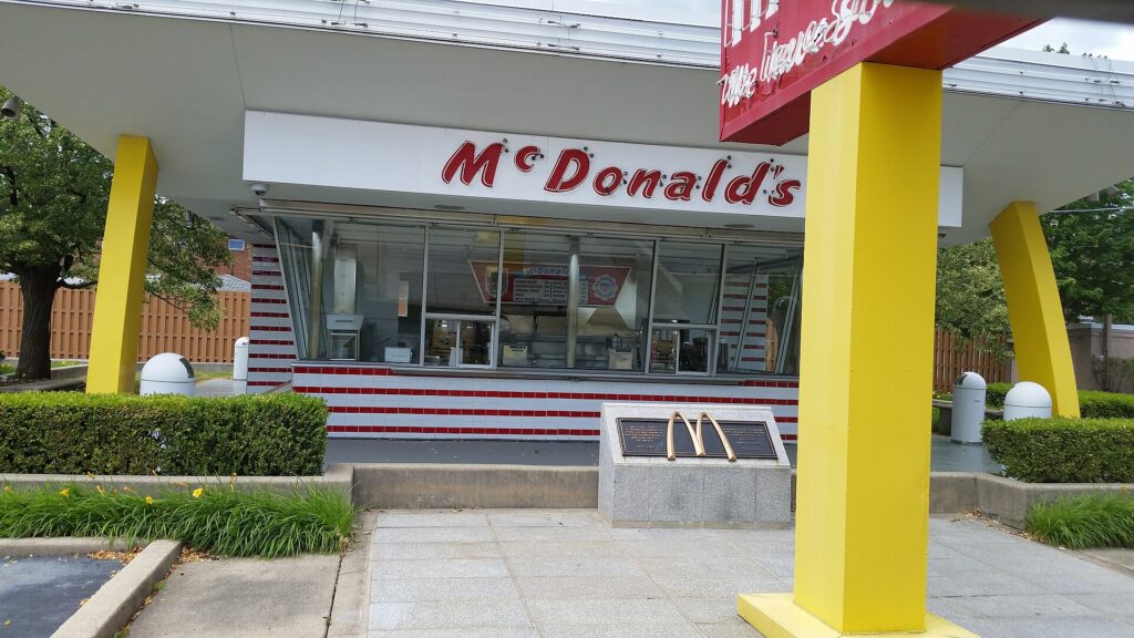 Réplica da primeira loja de Ray Kroc em Des Plaines, ponto de partida da rede de franquias