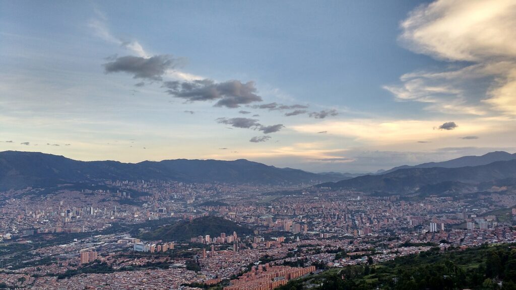 Vista de Medellín, na Colômbia, país que oferece visto de nômade digital