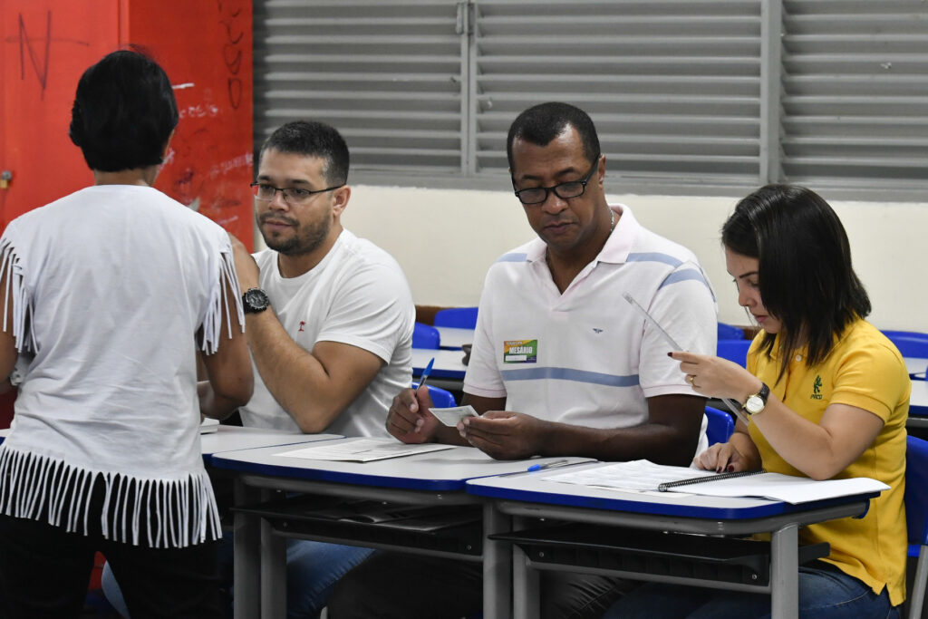 Mesários atendem eleitora numa seção: o eleitor não pode ser preso até 6 de outubro, salvo exceções