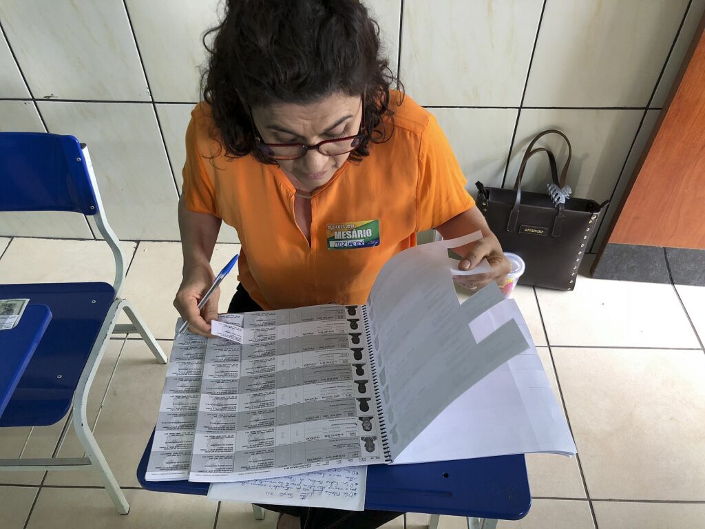 Mesários na seção eleitoral, que entram na conta de quanto custa uma eleição