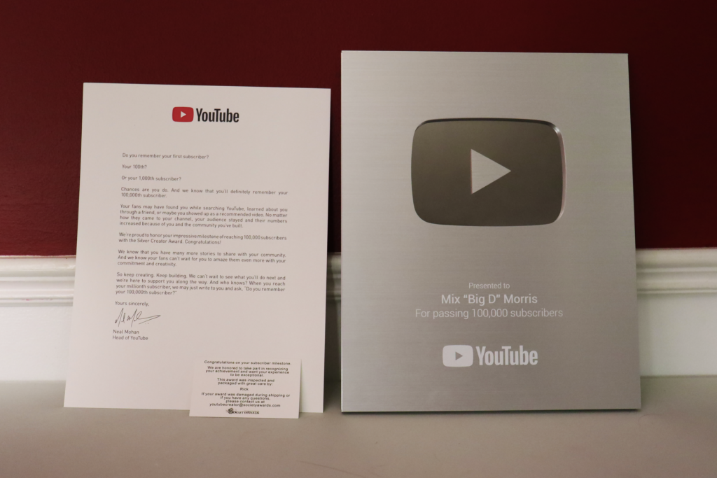 Placa de 100 mil inscritos, um marco no caminho da monetização do YouTube