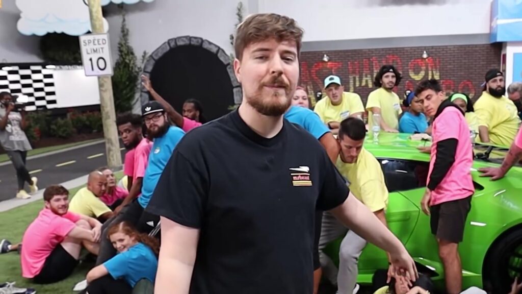 MrBeast durante a gravação de um vídeo de desafio com participantes e um carro de prêmio, em 2022
