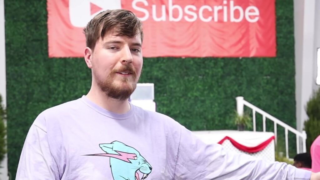 MrBeast em 2022, num cenário com o botão de inscrição do YouTube