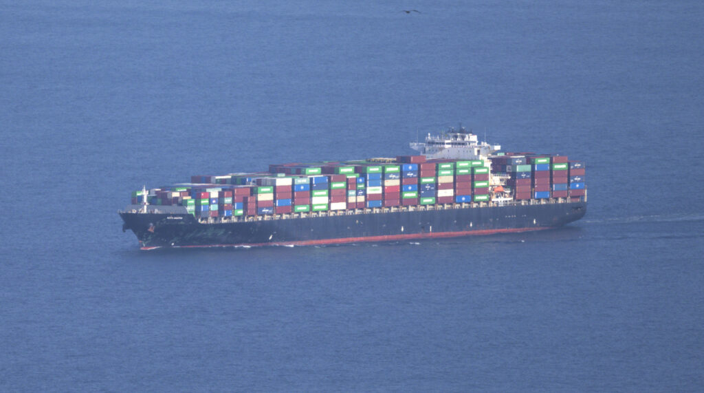 Navio de contêineres deixa o Porto de Santos com exportações afetadas pelo tarifaço de Trump