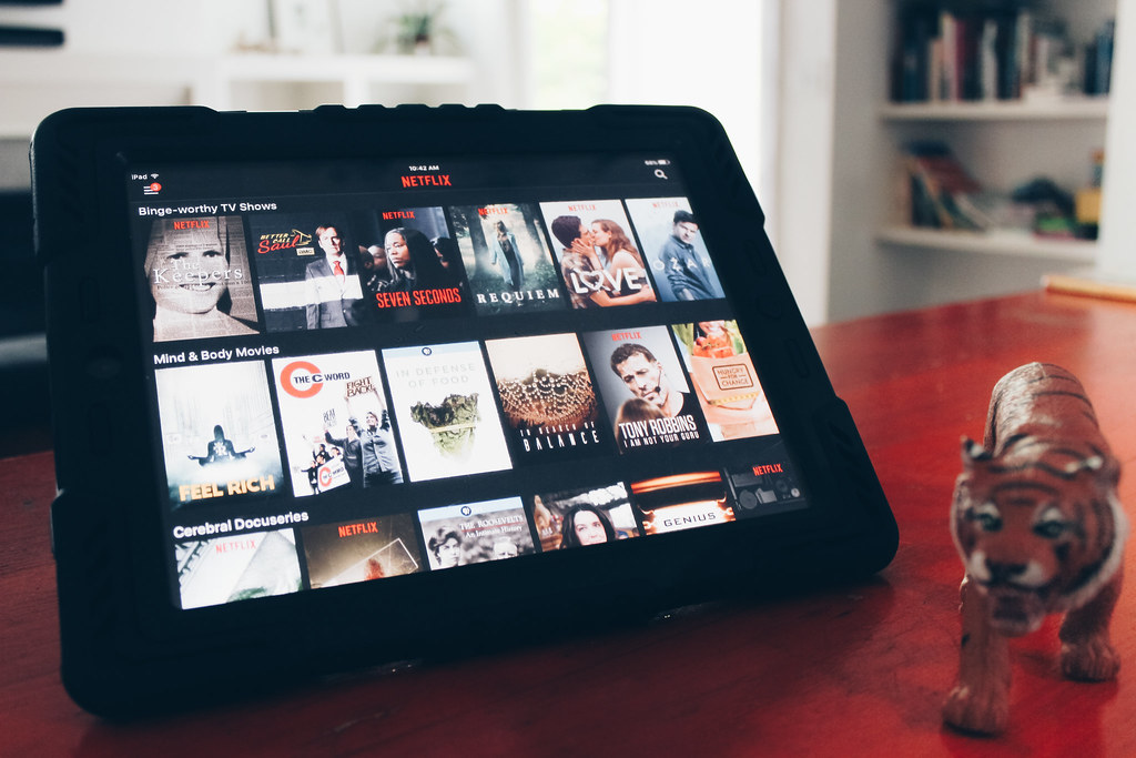 Catálogo da Netflix num tablet, plataforma cujas ações caíram após o balanço