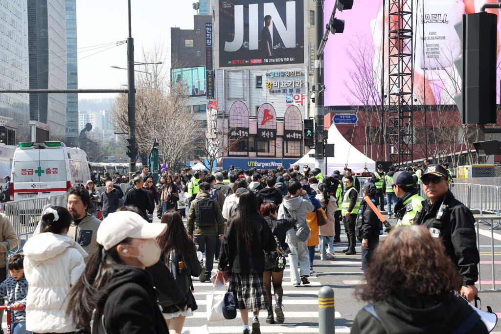 Onda coreana: fãs na Praça Gwanghwamun, em Seul, no show de volta do BTS em 2026