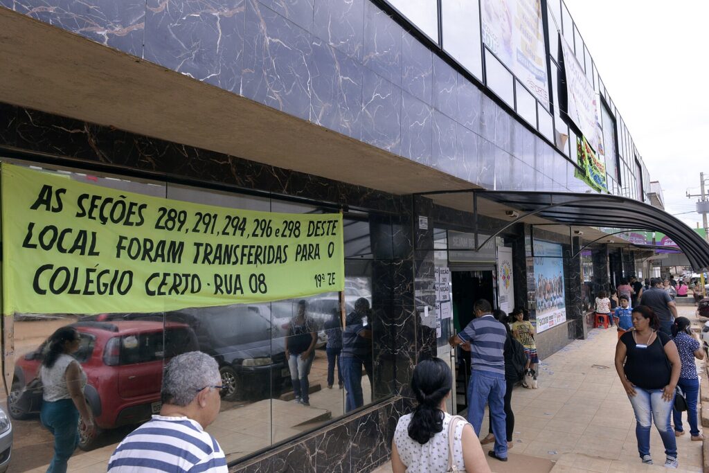 Onde eu voto: faixa avisa que seções foram transferidas para outra escola