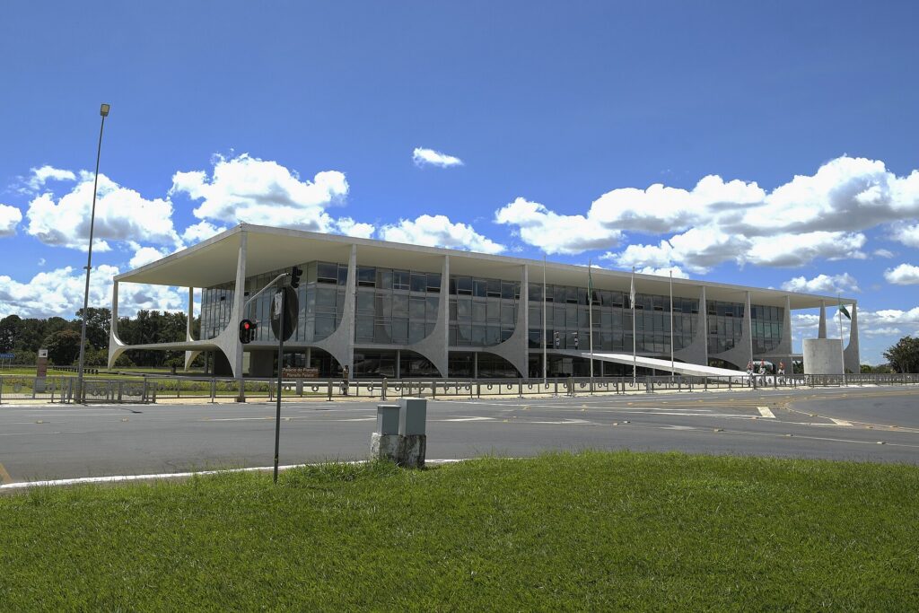 Palácio do Planalto, local de trabalho do presidente, que ganha o mesmo que cada senador e deputado federal