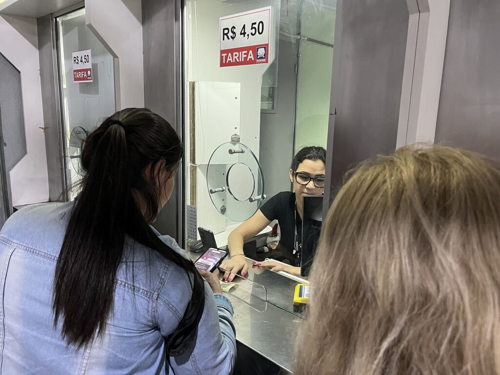 Pix por aproximação: passageira paga com Pix no celular numa bilheteria
