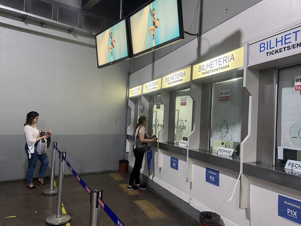 Pix vai acabar: bilheteria com aviso de pagamento por Pix em Porto Alegre